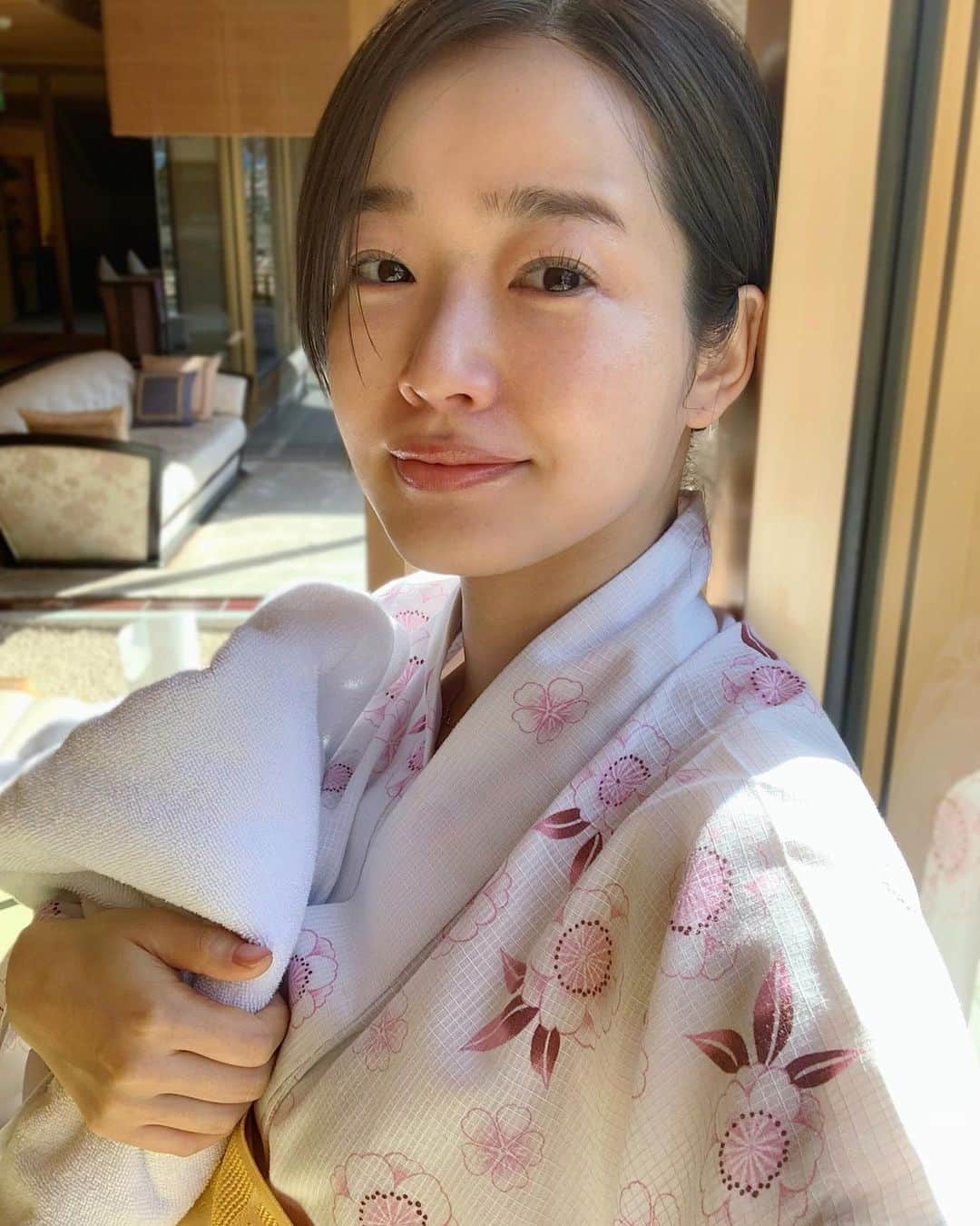 猪鼻ちひろのインスタグラム：「💯🧖🏻‍♀️♨️ もう少しお布団に居たい気持ちも抱きながら 寒い寒い言って熱い露天風呂に入る気持ちよさよ。 冬の醍醐味。 #ちひろtrip温泉 #温泉大好き #ちひろトリップ」
