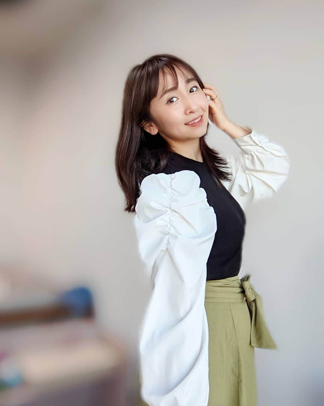 小野恵美のインスタグラム：「3月スタート🕊  ピスタチオみたいな淡いグリーン @saisondepapillon_official のスカートです💚 　  春はピンクやイエロー、グリーンが着たくなる🍡←まさにおだんごカラー🥺💕  #ママ #ママコーデ #saisondepapillon  #セゾンドパピヨン #セゾンドパピヨン公式アンバサダー #スカート #女の子ママ #女の子ベビー #1歳 #1歳児ママ」