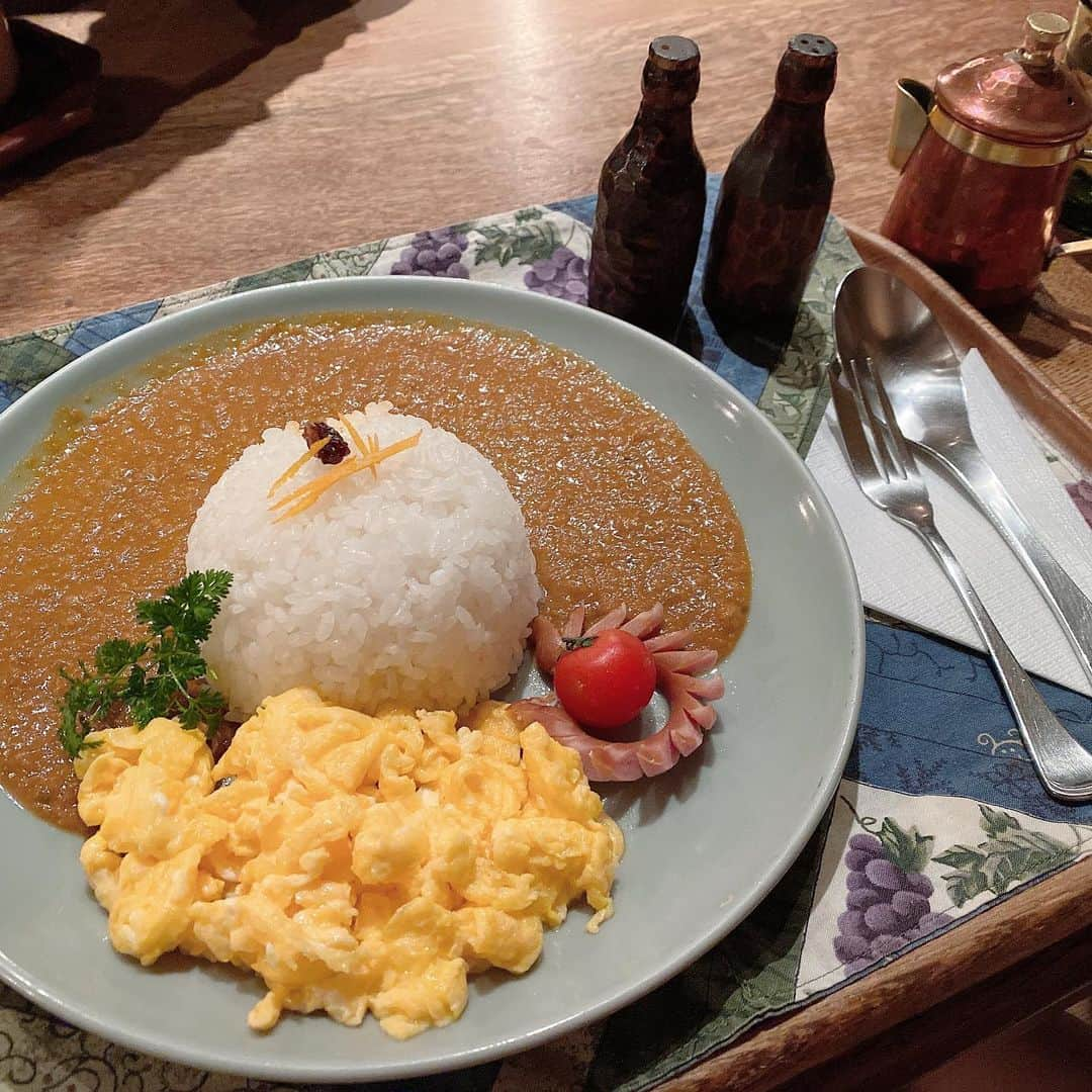 横山なつみのインスタグラム：「🍛💭 . . . 吉祥寺行ったときに見つけた かわいいお店🪵🤎 . 山の中でご飯食べてる気分だった〜 . . メニューが"木"なのかわいくない？？ 吉祥寺ってあんまり行く機会少ないから 楽しかったな〜〜 . . .」