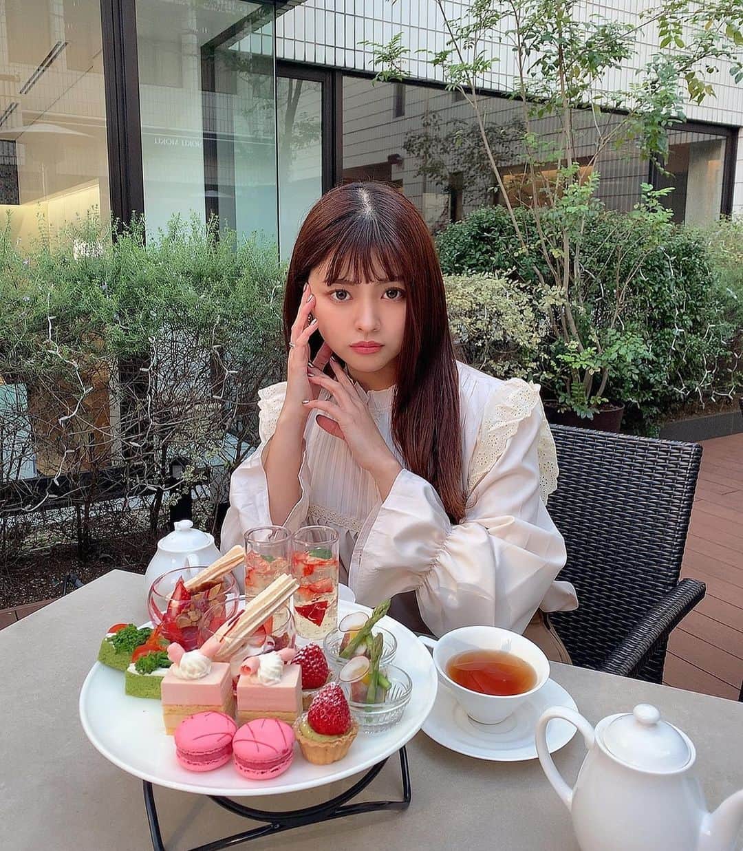 徳本夏恵（なちょす）さんのインスタグラム写真 - (徳本夏恵（なちょす）Instagram)「﻿ ﻿ ﻿ お昼時にちょこっとアフタヌーンティー🫖﻿ ここのスイーツ美味しいくて大好き。＾＾﻿ ﻿ ﻿ ﻿ ﻿ ﻿ ﻿ ﻿ #なちよのわたくしふく#表参道カフェ#cafe#ブルーブリックラウンジ」3月1日 22時31分 - nachos_kimono