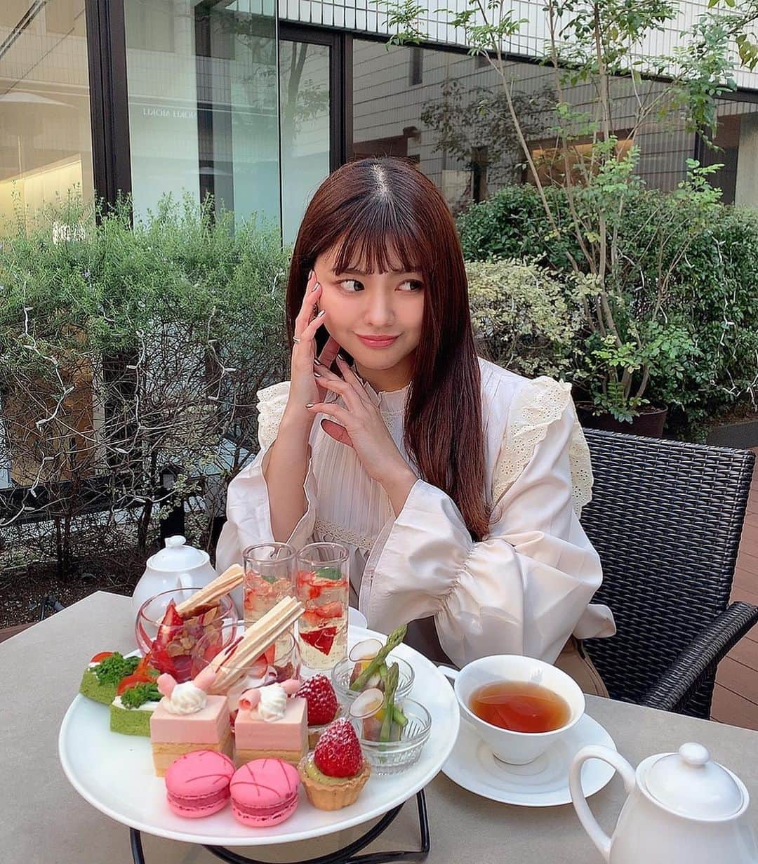 徳本夏恵（なちょす）さんのインスタグラム写真 - (徳本夏恵（なちょす）Instagram)「﻿ ﻿ ﻿ お昼時にちょこっとアフタヌーンティー🫖﻿ ここのスイーツ美味しいくて大好き。＾＾﻿ ﻿ ﻿ ﻿ ﻿ ﻿ ﻿ ﻿ #なちよのわたくしふく#表参道カフェ#cafe#ブルーブリックラウンジ」3月1日 22時31分 - nachos_kimono
