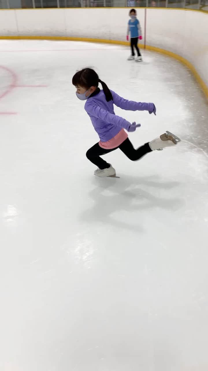 林渚のインスタグラム：「ここからがなかなか...😭 プログラムに入るには先が長い... 　 #figureskating #iceskating #skater #フィギュアスケート #スケート #練習 #回転 #ジャンプ #rotation #jump #axel #lesson #training  #練習 #スケート教室 #レッスン」