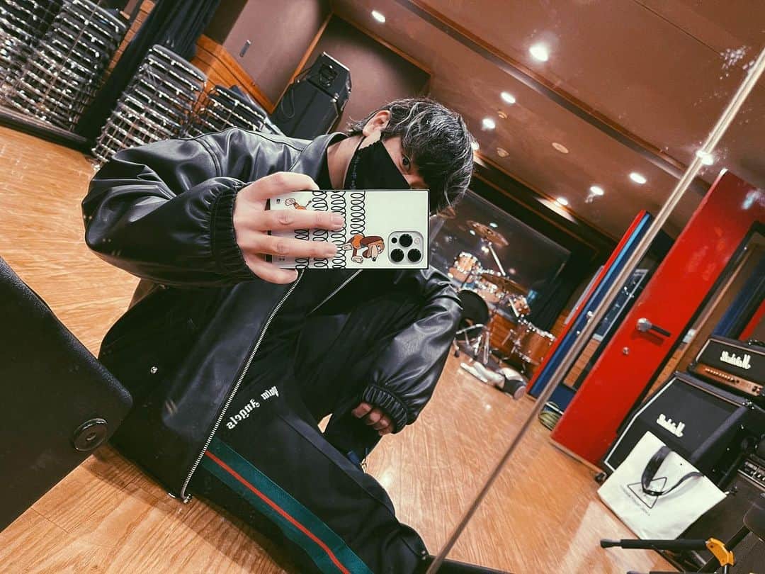 TAK-Zのインスタグラム：「スタジオ生配信ライブみてくれたみんなありがとっ はやく会えますように！！！！ 3月もがんばろうね👽💋」