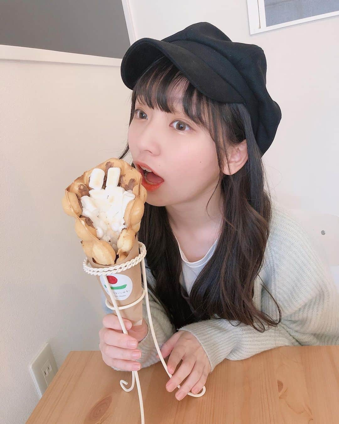 尾野寺みささんのインスタグラム写真 - (尾野寺みさInstagram)「﻿ ﻿ ﻿ これ美味しすぎた。﻿ ﻿ ﻿ 焼きマシュマロのワッフルなんだけどめちゃ甘の大好きなタイプのやつでしたわ。。。。﻿ ﻿ マフィンもあるらしいのでまた行きたいなぁ﻿ ﻿ ﻿ ﻿ #関西カフェ巡り #カフェ巡り﻿ #大阪カフェ #堺カフェ﻿ #カフェスタグラム #cafe﻿ #ふるーつもいいかも﻿ #ワッフル #チョコワッフル﻿ #食べ歩き #テイクアウト﻿ #焼きマシュマロ #スイーツ﻿ #喫茶店 #喫茶 ﻿ #cafestagram﻿ #sweetstagram﻿」3月1日 22時40分 - misa_onodera