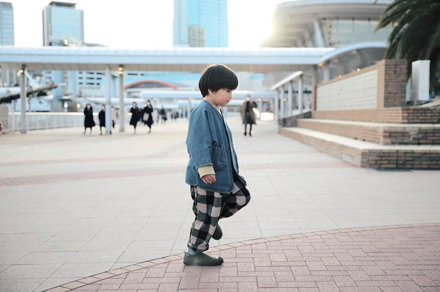 きなこのインスタグラム：「ダンスの時間に教えてもらったボックスステップを気に入り、いたる所で披露してくれる。ひょいっとよろっと千鳥足ステップが可愛い😂♡  暖かかったり寒かったり、服選びが難しい毎日。最近またぐんと手足が伸びて、あっという間のサイズオーバー。ゆったりしたデザインだったので、珍しく1年以上着られているこのお気に入りのデニムジャケットもだいぶ袖が短かくなりました。春服×デニムジャケットの組み合わせ、可愛くて大好き☺︎♡  ▶︎気になる春服、購入したもの、roomに載せてます☺︎ → @kinako_710」