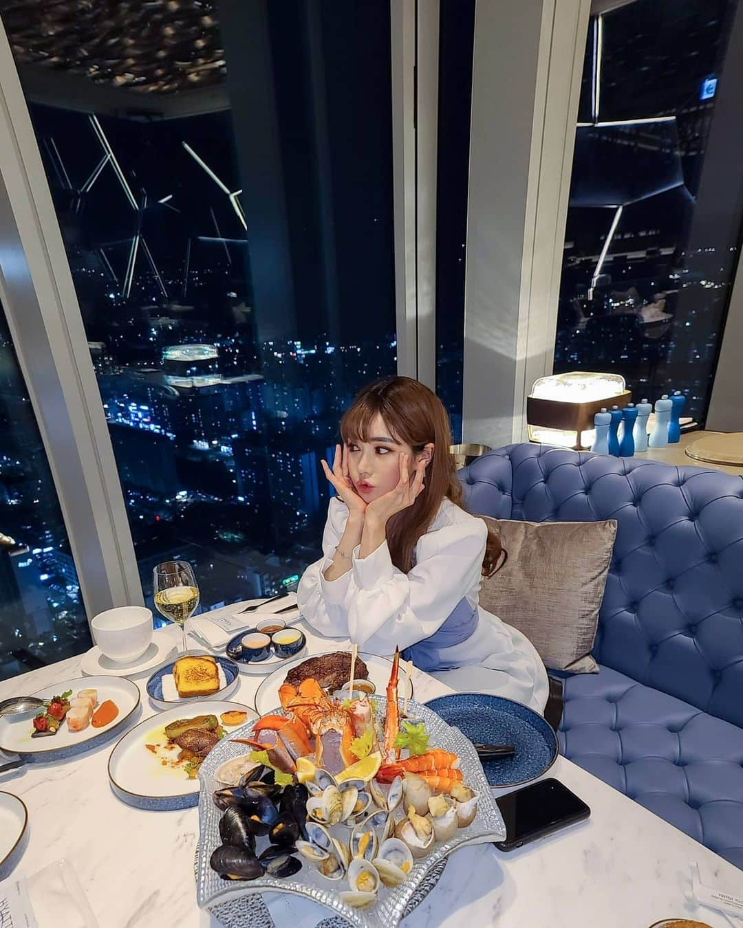 Han Ga Eunのインスタグラム：「야경 멋지다 🏙 맛있댜 🥩🍷 . .  #제주드림타워 #드림타워 #그랜드하얏트제주 #jejudreamtower #grandhyattjeju」