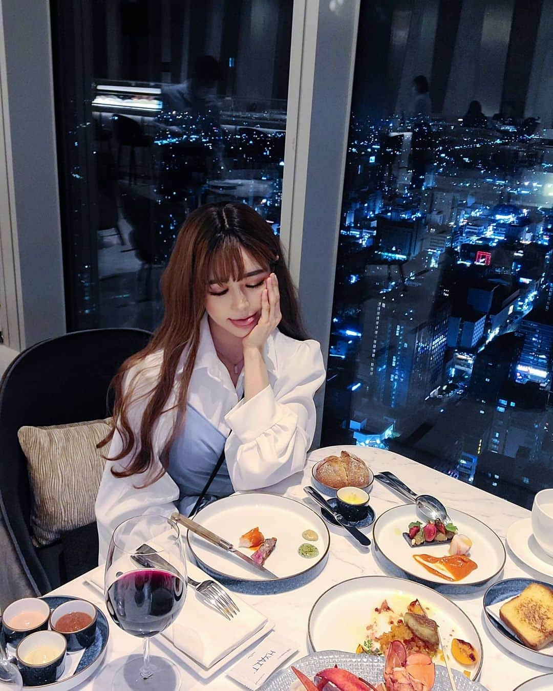 Han Ga Eunさんのインスタグラム写真 - (Han Ga EunInstagram)「야경 멋지다 🏙 맛있댜 🥩🍷 . .  #제주드림타워 #드림타워 #그랜드하얏트제주 #jejudreamtower #grandhyattjeju」3月1日 22時33分 - gaeungbebe