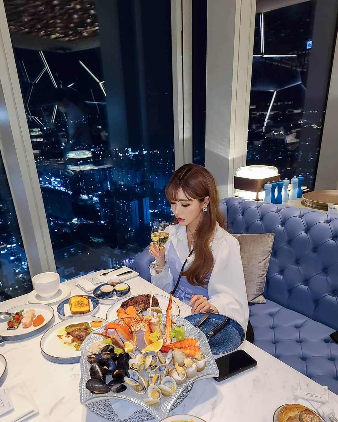 Han Ga Eunさんのインスタグラム写真 - (Han Ga EunInstagram)「야경 멋지다 🏙 맛있댜 🥩🍷 . .  #제주드림타워 #드림타워 #그랜드하얏트제주 #jejudreamtower #grandhyattjeju」3月1日 22時33分 - gaeungbebe