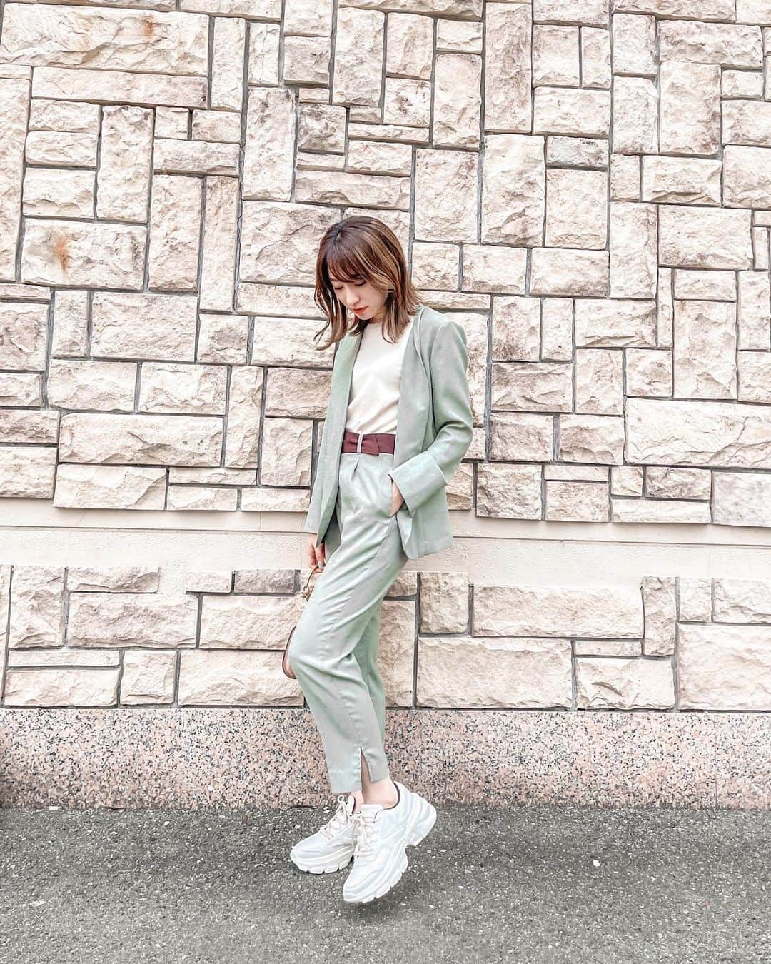 瀬口かなのインスタグラム：「今日から3月〜🌸🍡﻿ ﻿ ﻿ セットアップにスニーカー合わせるのが好きです🧏🏻‍♀️﻿ ﻿(細いベルトをなくして太めのベルト🥲) ﻿ このスニーカーはZARAで最近買いました👟﻿ 履きやすくて軽いしお気に入り！！！﻿ ﻿ ﻿ #ootd #outfit #fashion #私服 #セットアップ #セットアップコーデ #セージ #スニーカー #スニーカー女子 #ZARA #ザラ #ザラジョ #ザラコーデ #zaraコーデ #spickandspan #春コーデ #春ファッション #グリーンコーデ #ミントグリーン #ミントカラー #大人カジュアル #チャンキーソールスニーカー#zara購入品 #ザラ購入品」