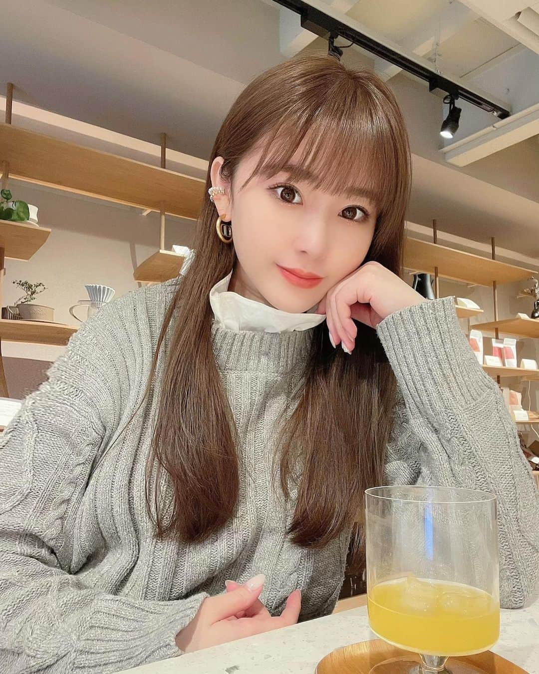 藤川沙弥のインスタグラム：「𓂃𓃈   先日ドライヘッドスパとフォトフェイシャルへ🧖🏻‍♀️ 新しくopenした @aimer_privatesalon 🦋 頭の凝りが酷いので楽しみにしてたドライヘッドスパ 本当に気持ちが良くて最後はうとうと😪💤 しっかり隅々までほぐしてくれるので 施術後は頭が軽くなった🥺 頭皮とお顔は1枚の皮だと言われてる位だし 定期的にほぐしてもらいにいこう💕 サロンも綺麗だし、 welcomeメッセージにほっこり💌」