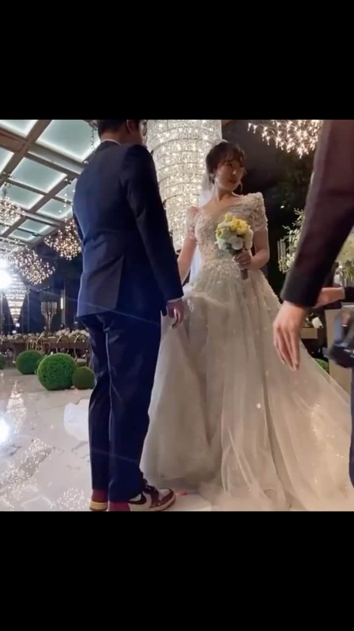 Foot Lockerのインスタグラム：「Say I do in a pair of 1985 AJ1s 💍 #becausesneakers  🎥: @rudyindahouse_」