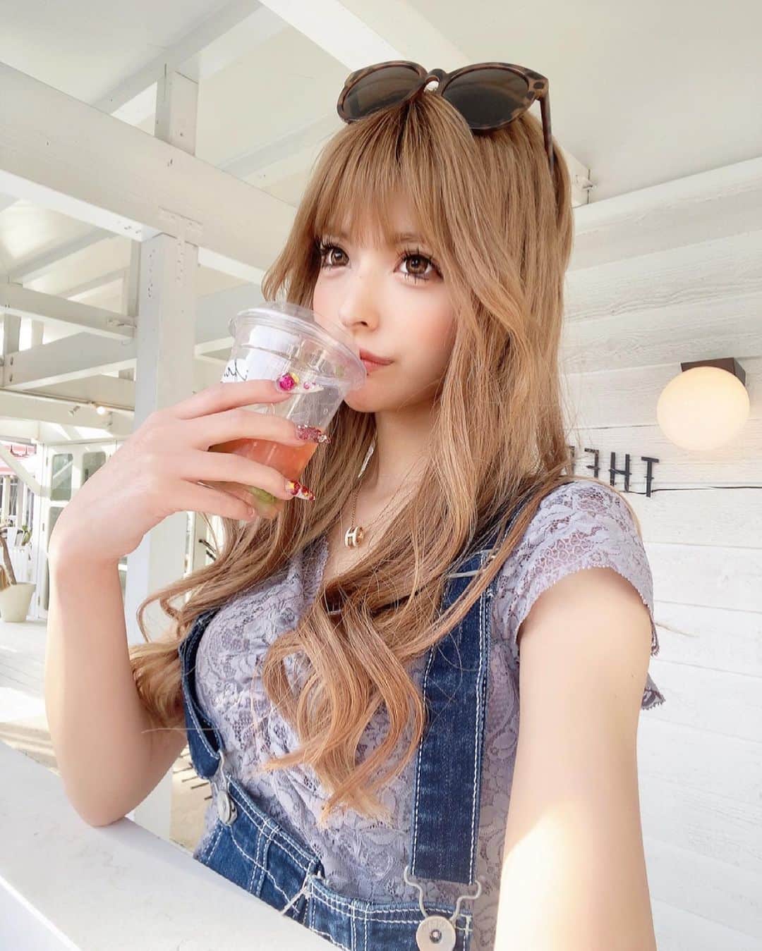 アンジェリカのインスタグラム：「💙🐱 . tropical🍊💖 .  #cafe #thebeach#おしゃカフェ」