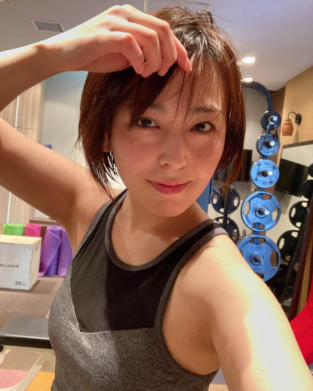 伊藤えみさんのインスタグラム写真 - (伊藤えみInstagram)「本気出すことにしたんだ。今日のトレーニングのあとの一枚。割と涼しげな顔してるけど、10分前くらいまで「ぐぁー、ぬぁー、あぅー」って汗ダラダラで唸ってた。  #ジム再開 #体作り  #パーソナル #パーソナルトレーニング #ジム #ラーメン #ラーメンたくさんすすれる体作り #ワークアウト #ramenlover  #workout」3月1日 22時47分 - itoemi1019