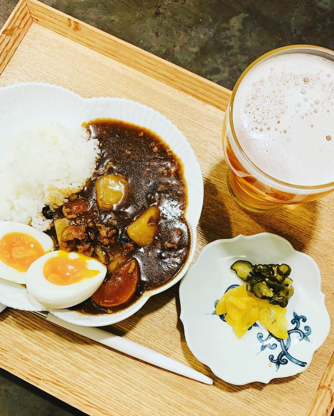 大草直子さんのインスタグラム写真 - (大草直子Instagram)「22時半の夕ご飯。私の大好きなビール瓶を、ここまで真剣に見つめられるとさ。グリーンボトルを映して、部長の瞳がグリーンアイズに。きれいだな、部長。 #みんな今日も１日 #本当におつかれさま #毎日毎日 #誠実に愚直に #私たちは頑張っている #よね」3月1日 22時58分 - naokookusa