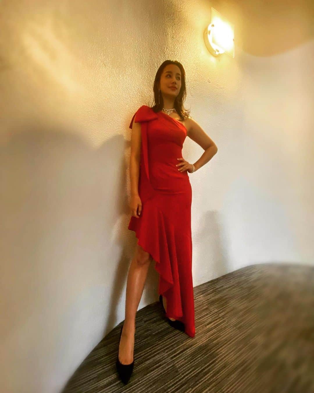 高橋メアリージュンさんのインスタグラム写真 - (高橋メアリージュンInstagram)「Styling by @mnao76 💃 #reddress  #赤ドレス #longdress  #slitdress  #スリットワンピース」3月1日 22時51分 - maryjuntakahashi