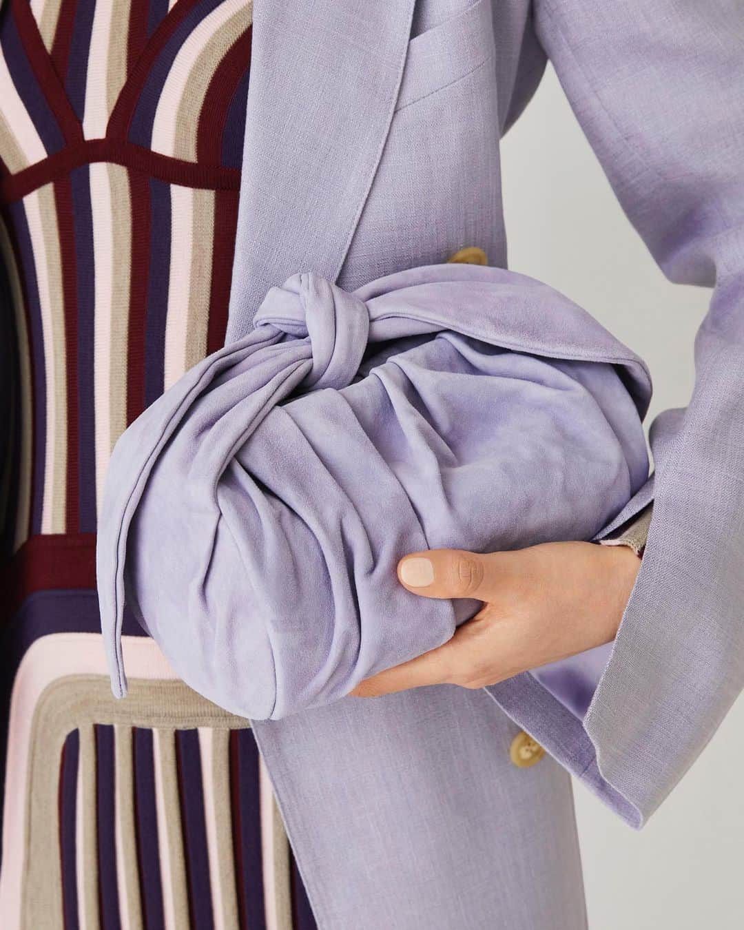 The Outnetのインスタグラム：「You new 'IT' bag, courtesy of @rejinapyo 💜  Shop all your favorite Instagram looks, just visit the link in bio」