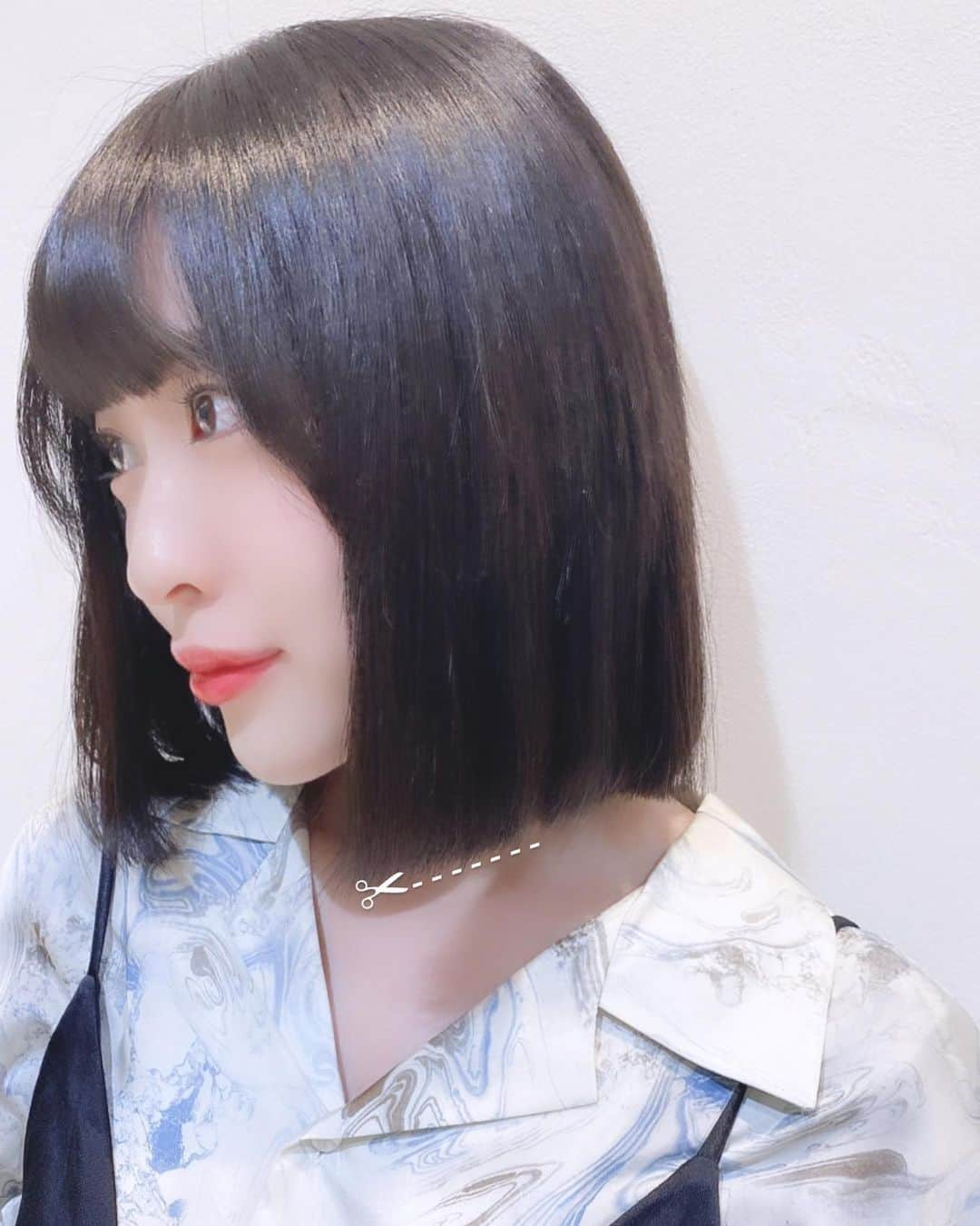 吉田菫さんのインスタグラム写真 - (吉田菫Instagram)「♥ꪔ̤̫ 𝕟𝕖𝕨 𝕙𝕒𝕚𝕣  ꪔ̤̫♥  久々に　@rollen_hair_salon でエクステ(カラーとトリートメントも)してイメチェン🪞🎀 最近はずっと暗めのカラーで地毛わ労ってるので引き続き🖤  エクステつけるときは宮本さんにずっとお願いしてるんだけど、めちゃくちゃナチュラルにカラーも合わせてくれるし髪もとぅるとぅるにしてくれる！  そしてホームケアも頑張ろうという事で新しいシャンプーとトリートメント🧴💗 ブリーチ毛とかエクステにいいらしい！！！ 早速お揃いしてくれた子もいて嬉しい♡  しばしこの髪楽しみます😘  #すち女子　#hair #blackhair  #エクステ　#エクステバンズ  #extbands  #에쿠　#블랙헤어　#ボブ #보브 #밥」3月1日 22時53分 - sumiredooon1228