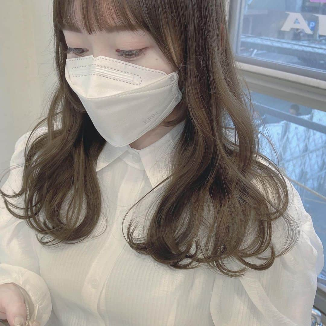 佃加菜さんのインスタグラム写真 - (佃加菜Instagram)「色素の薄い柔らか olive beige🤍 巻いても毛先重めカット🤍 . #ブリーチ無し ♡  #SHIMA #代官山 #美容室 #重めヘア #ナチュラル #淡色 #淡色女子 #オリーブベージュ #まろやか #シンプルヘア #ゆるふわ巻き #シングルカラー #透明感カラー」3月1日 22時53分 - tsukuda_kana