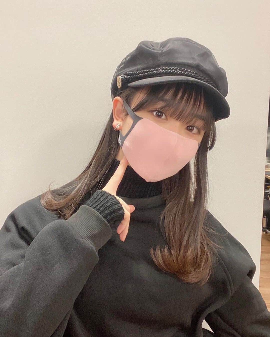 高田もものインスタグラム：「. @roomx601 さんのマスク😷⭐️ . これねー！耳痛くならない！！！！ . マスクつけて乗り物に乗るととてもよってしまうんだけどももはこれ息苦しくないからよわないのー！！！ . つよつよのつよだね😷 . 色んな色があったんだけど、ももはももだからぴんくにしたよ🍑🍑 . かしこ . #room #マスク #かみやど #ひらがなかみやど #かしこってなに #かしこ #高田もも #instagood #instagram #キャスケット #キャスケットコーデ #blackoutfit #black #pink #イヤリング #髪型 #巻き髪 #ワンカール #あいどる #アイドル #idol #japaneseidol #黒髪 #黒髪ロング」