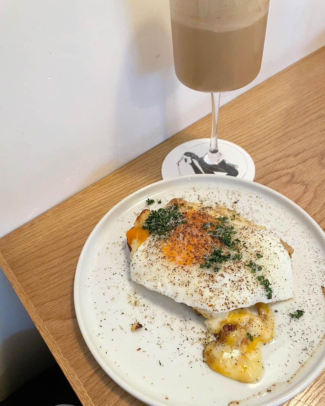 ちはるのインスタグラム：「﻿ ﻿ おしゃれカフェ行ったの久々☕️﻿ グラスに入ったカフェモカシェイク🥂﻿ ﻿」