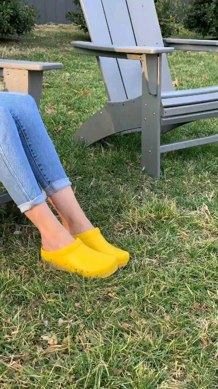 ダンスコのインスタグラム：「That feeling when Dansko drops new clogs. Shop the Kane on our website now!」