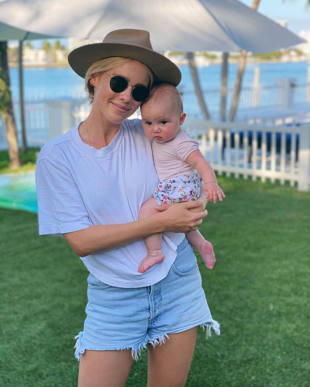 クレア・ホルトさんのインスタグラム写真 - (クレア・ホルトInstagram)「Look! Photos of me and my baby! 🥺 (I ordered my husband to take these)」3月1日 22時59分 - claireholt