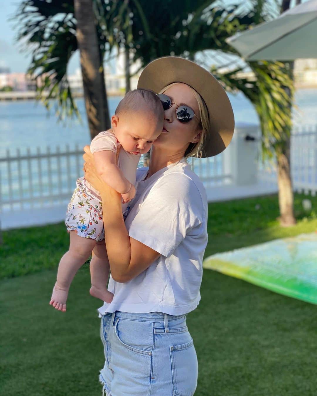 クレア・ホルトのインスタグラム：「Look! Photos of me and my baby! 🥺 (I ordered my husband to take these)」