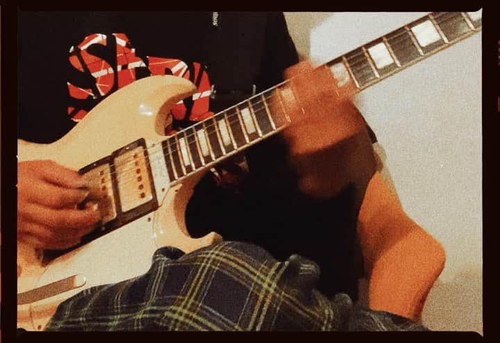 小野武正のインスタグラム：「Just Living / Alaska Jam  AJシェルターワンマンから一年経つって考えたらほんと過ぎ去る様に今日があるなあ  #わしつなぎ #alaskajam #guitar」