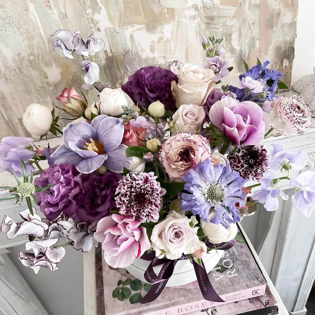 Florist.janeさんのインスタグラム写真 - (Florist.janeInstagram)「#블스박스 💜  . .  . 👍🏻블루밍스완 플라워는 모든 작품 심혈을 기울여 제작합니다. 고객님 한 분 한 분 소중하게 생각하며 수동적으로 많이 팔기 위해 노력하지 않습니다. 작품 하나하나에 애착을 가지며 고객님께서 말씀해주신 의견 적극 수렴하여 제작하려 노력합니다.  .  👆🏻블스 주문건 경우 배송료는 모두 별도 입니다.  .  ✌🏻 배송 시간은 매번 달라지는 교통 상황에 따라 정각에 맞출  수 없으며 대략적인 시간대에 배송해드립니다.(ex 1시-2시)  .  👉🏻직접 픽업시 시간 약속 엄수 부탁드립니다.너무 일찍오실 경우 시간에 맞추어 제작하기 때문에 기다리셔야 합니다. 또한 연락도 없이 늦으실 경우 몹시 곤란합니다. 늘 상주하는 꽃집이라 여기고 약속에 큰 의미를 두지 않으시기에 저희는 발이 묶여 이도 저도 못하고 미팅에 늦거나, 밥을 먹을 수 없게 됩니다. 약속은 필수 입니다. 이 점 꼭 숙지 해주세요.  .  👌🏻상품 문의시 원하시는 작품 캡쳐후 문의주시면 빠르게 답변도와드리겠습니다.(가격 상담은 저희 블루밍스완 작품만 가능합니다. ) .  🤟🏻매번 달라지는 꽃 시장 상황에따라 샘플 사진과 100% 동일하게 제작은 어렵습니다. 최대한 비슷하게 또는 사진 보다 더욱 예쁘게 제작해드리니 전적으로 플로리스트 의견을 믿어주세요 🙏🏻  .  🖐🏻꽃은 오래 볼 수 있는 화분이 아닌 야채, 과일과 같다고 생각합니다. 실온에 지속적으로 방치되고 관리가 소홀할 경우 당연 색이 변질되고 시들 수 있습니다. 쪼개진 사과처럼요. 구매하신 당일에 시들어 버리는 경우는 꽃에 문제가 있을 수 있습니다. 하지만 몇일이 지나고 실온에 계속 노출될 경우 꽃은 당연히 축 쳐지고 시들게 됩니다. 그렇기 때문에 생각보다 빨리 시들었다해서 환불을 요청하는 경우는 야채를 사서 반으로 자른뒤 몇일 후 갈변한 야채를 보고 상점에 환불 요청하는것과 다르지 않다고 생각합니다.  .  👉🏻꽃은 시듭니다. 오래보길 원하고 그 시듦을 아쉬워 하며 속상해하지 마시고  꽃을 산 직후 반짝반짝 빛이나는 순간을 기억해주세요. 꽃은 가장 아름다운 그 순간 여러분에게 행복을 선물한 후 자기 일을 다 하여 지는 것 뿐입니다. 👈🏻」3月1日 23時17分 - jane.florist