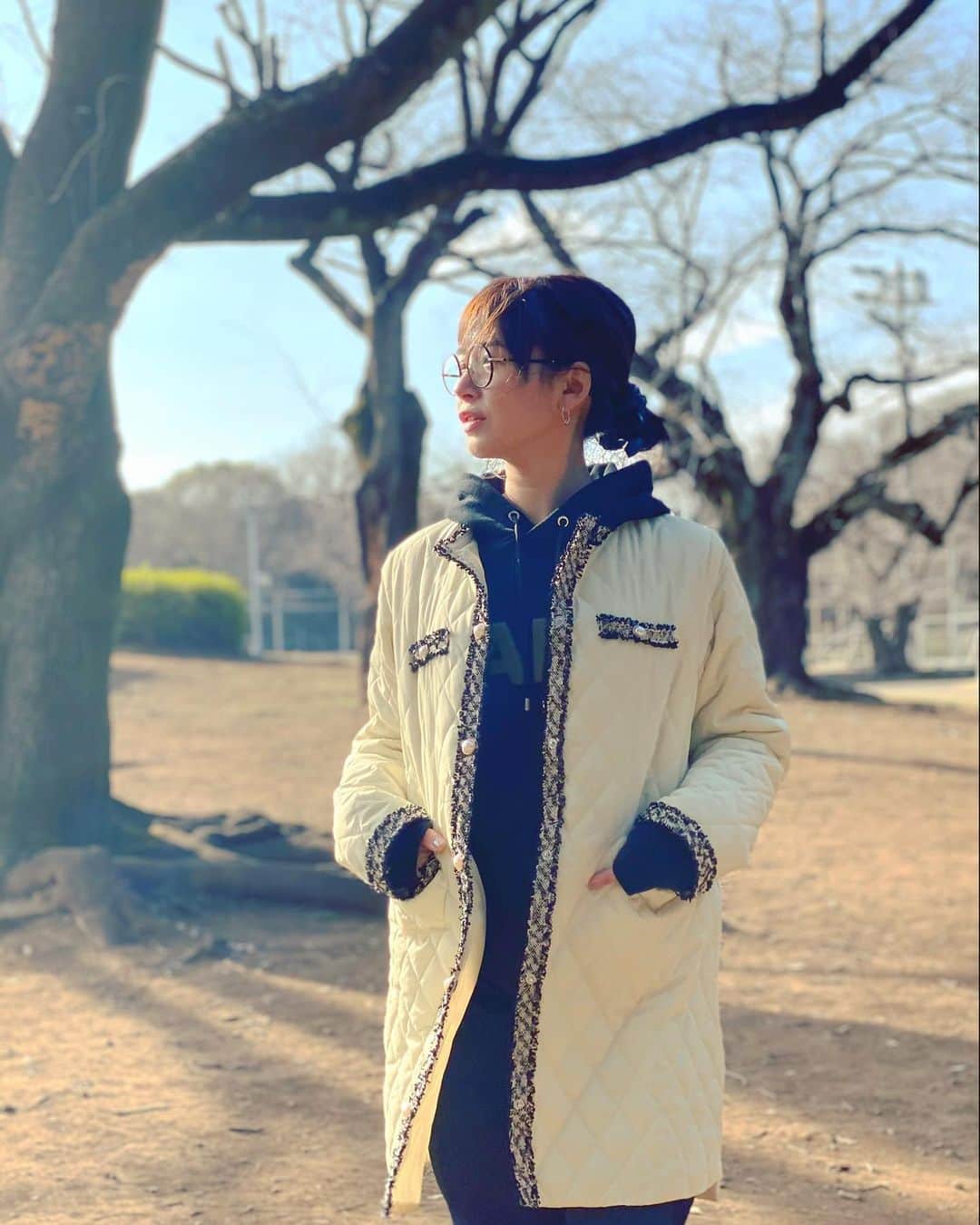 のインスタグラム：「* ポカポカ暖かかった日の公園。  あっという間に3月。 出会いと別れの季節ですね*･ﾟ✿゜:。  なかなか例年のようにはいかないことが多いけど、 小さなハッピー見つけて 楽しい春にしたいですね。  最後の顔とか何なのw 古め。 #40代コーデ #springhascome」