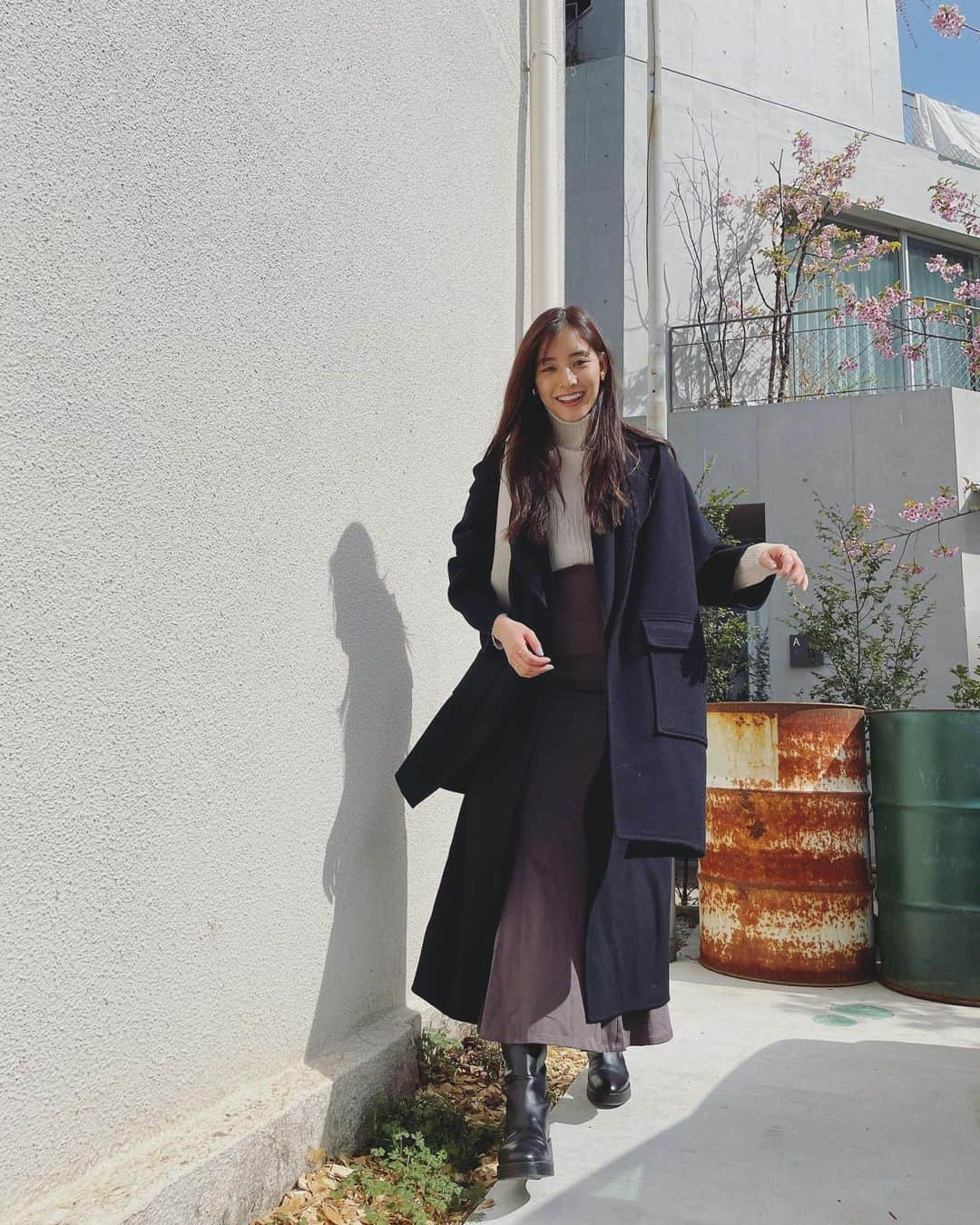 新木優子さんのインスタグラム写真 - (新木優子Instagram)「私服  coat : @etretokyo  tops : @leinwande_official  skirt : @snidel_official  shoes : @zara  bag : @snidel_official  earring : @knowhowjewelry  ring : @dior   #撮影の時だけマスク外しています🙇🏻‍♀️✨  暖かくなってきましたね☺️ スタジオの近くに桜も咲いてて春を感じました🌸」3月1日 23時22分 - yuuuuukko_