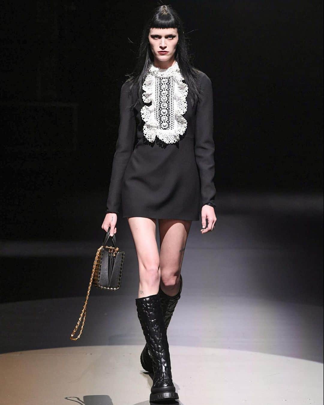 のインスタグラム：「Stunning @maisonvalentino by @pppiccioli ❤️❤️❤️ #fw21 show at PiccoloTeatro in Milan 👏👏👏 @piccoloteatromilano」