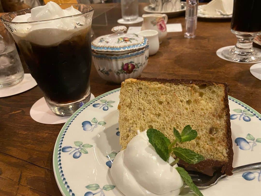 山井祥子さんのインスタグラム写真 - (山井祥子Instagram)「バナナシフォンケーキにチョコがかかっていました。 美味しかったな。 #喫茶店 #シフォンケーキ #西田」3月1日 23時25分 - shoko_yamai