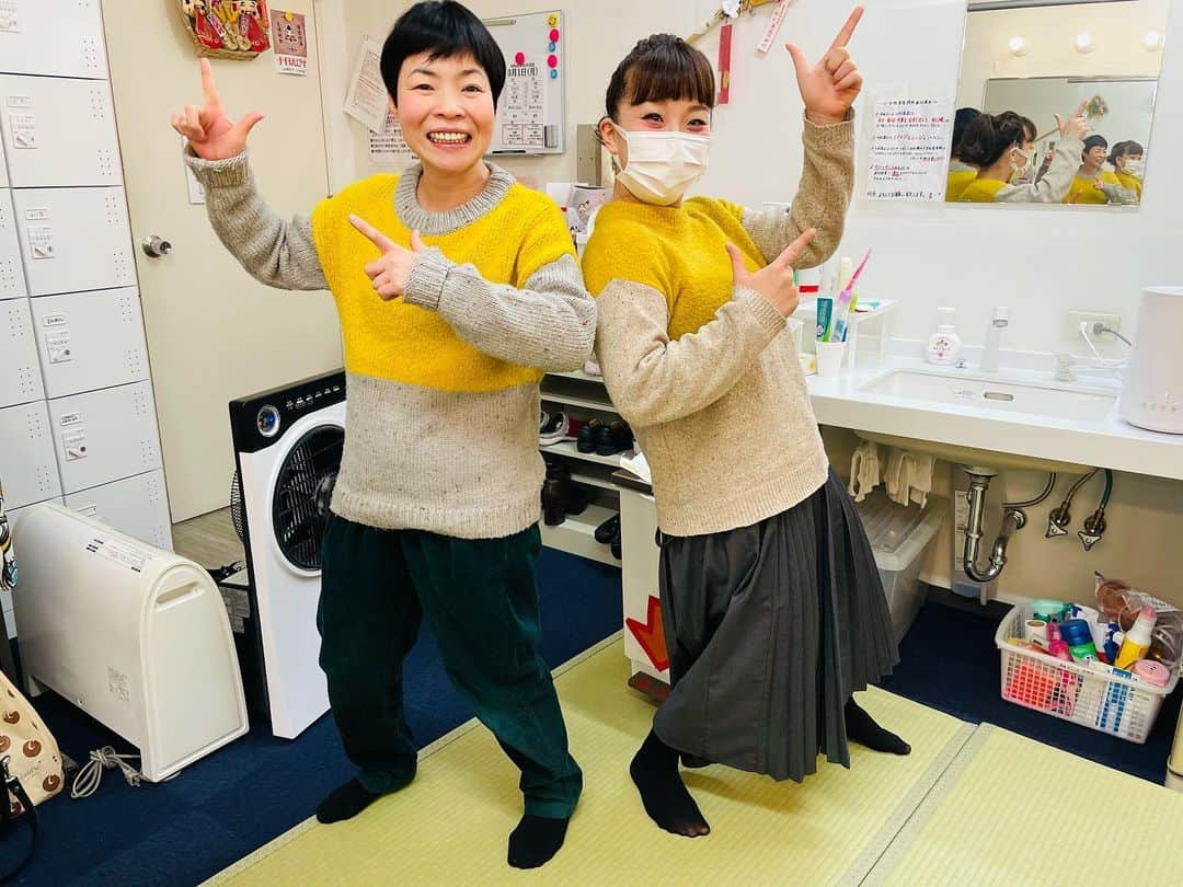 森田まりこさんのインスタグラム写真 - (森田まりこInstagram)「冬の恒例 ・ ・ セーターの季節になると時々、花子姉さんと服がかぶるよ！ ・ 同じ洋服屋さんの新旧デザイン👚 #どっちの服が1年前のデザインか忘れたけどね ・ 今年もかぶってhappy💕 ・ #どっちかの服がボロボロになって捨てちゃう時まで同じ日にこの服着て来てカブッちゃうのを楽しむ会 #すでに買ってから5年くらい経ってる #2人とも物持ち良い😂」3月1日 23時27分 - morita.mariko