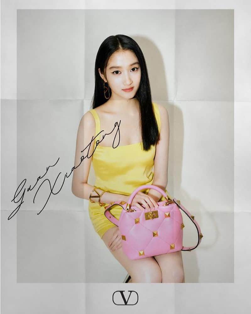 クアン・シャオトン（Guan Xiaotong）のインスタグラム：「Just enjoyed an amazing show! #ValentinoActCollection dressed in #ValentinoCollezioneMilano   Valentino Garavani #RomanStud Top Handle」