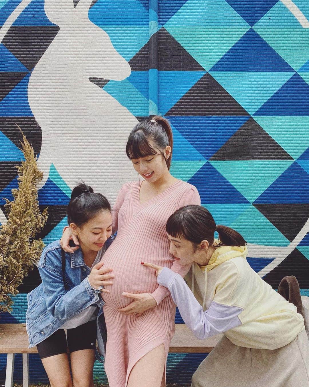 Dewi Chienのインスタグラム：「🦘 平時晚起的家人為了我跟女鵝最愛的早午餐🥑 起床陪吃，覺得感人，必須紀念。💙 - #簡家三姊妹？ #表姊代替啦～ @tinichien 還在睡⋯」