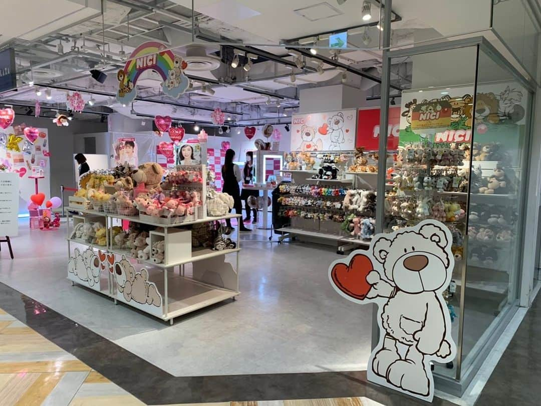 NICI JAPANさんのインスタグラム写真 - (NICI JAPANInstagram)「. . PLAZAルミネエスト新宿店 6Fイベントスペースにて NICIポップアップ開催中！  「NICIってこんなにたくさんキャラクターがいるんだ👀！」 「ぬいぐるみ可愛い！」 「キーホルダーお揃いにしよ～！」 などなど、お客様から嬉しい反応をいただいています😊💕 中央のスペースにはPLAZA限定のNICI商品も盛りだくさん！ 是非お気に入りの子を探してくださいね♪  さらに、今回のポップアップ用に 店頭POPも可愛くなっております😆👍 大きいサイズのPOPもご用意しましたので、 一緒に写真撮影していただけますよ📷✨ 商品ご購入いただいた方には、嬉しいプレゼントも🎁✨ 皆様のご来店お待ちしております🐻💕   期間: 2月17日(水)～3月31日(水)  【PLAZA ルミネエスト新宿店】 〒160-0022 東京都新宿区新宿3-38-1 ルミネエスト新宿 4F （催事会場は6F） TEL:03-3354-5591    #nici #ニキ #beanbag #ビーンバッグ #キーリング #keyring #フィギュアポーチ #figurepouch #ぬいぐるみ #plush #ふわふわ #可愛い #かわいい #おそろい #PLAZA #プラザ #ギフト #ポップアップ #雑貨 #雑貨好きな人と繋がりたい #あそびにきてね」3月1日 23時59分 - nici_japan