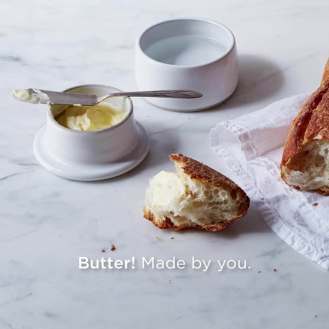 Food52のインスタグラム：「If you've ever thought to yourself, "I'd love to make my butter someday!" then we've got just the thing for you, in the form of this Glass Butter Churner from @kilneruk. Just add your cream, turn the hand crank, and voilà: homemade butter (which is just so much better!). Grab yours at the link in bio.」