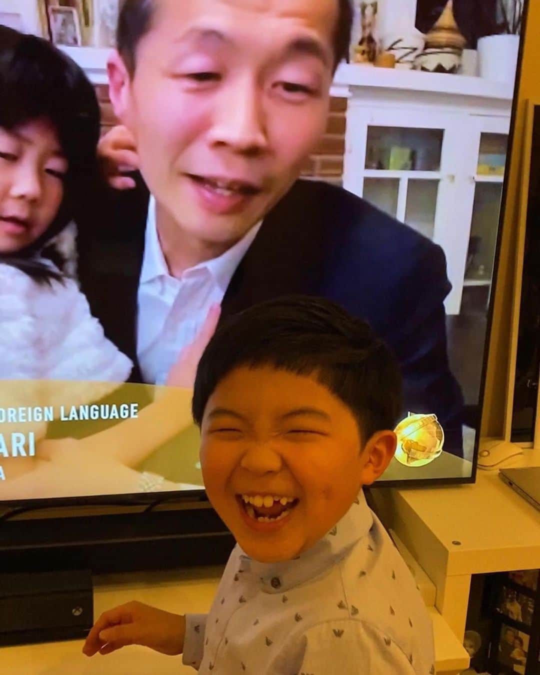 E! Onlineさんのインスタグラム写真 - (E! OnlineInstagram)「Minari star Alan Kim watching as the film won Best Motion Picture—Foreign Language at the #GoldenGlobes >>> (📷: Instagram)」3月2日 0時02分 - enews