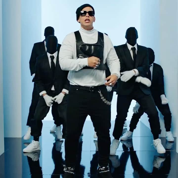 ダディー・ヤンキーのインスタグラム：「Y dice Woop, ella le dio hasta abajo y se le vio el Woop #Problema ¿Cuántos puntos para mi coreografía? “happy feet 🐧 “😂👇🏼 🚨🚨🚨 Disponible en todas las plataformas digitales ⚠️🔥⚠️🔥⚠️」