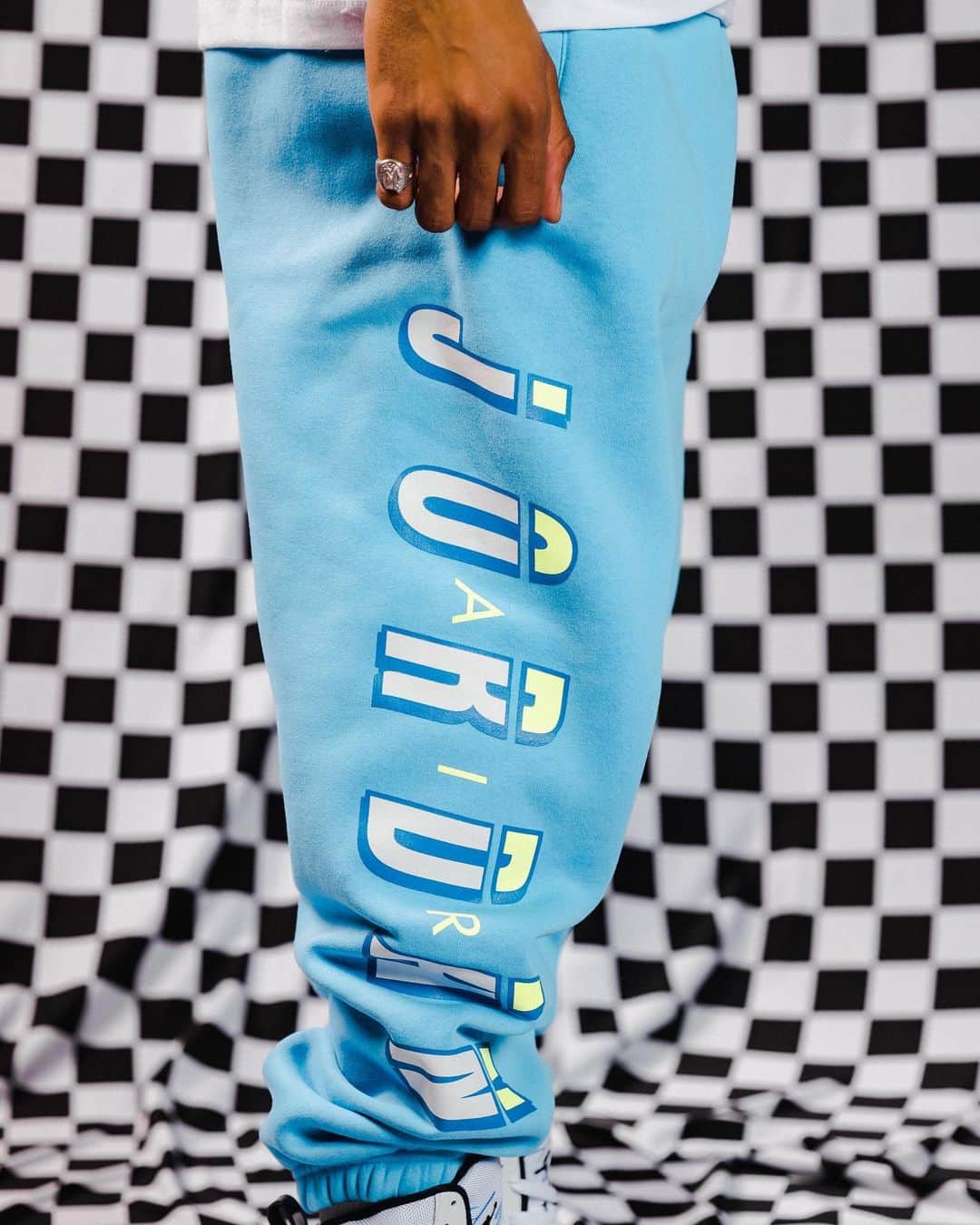 Foot Lockerのインスタグラム：「‘University Blue’ Fleece for #MJMondays 🐐  Shop the #Jordan Sport DNA HBR Pants online and in select stores.」