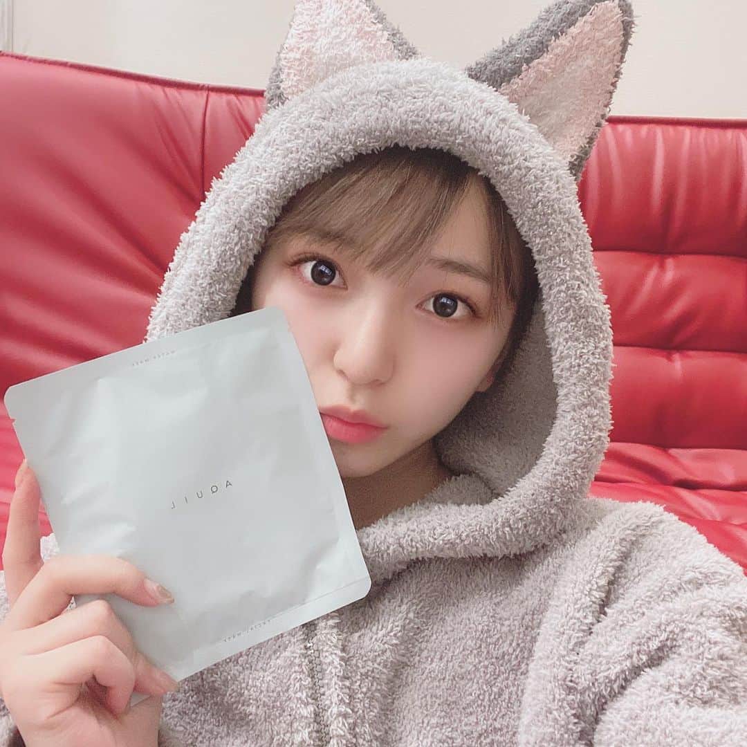 塩川莉世のインスタグラム：「おやすみ👶🏻💗 . . . 寝る前にパックする..🧸 #フェイシャルマスク #フェイスパック #cbdマスク #cbdオイル #ココナッツ #ココナッツシートマスク #半熟触感シート #プレゼント #アイドル #gelatopique #gelato #pr #photo #present #アキュール #AQUIL  @aquil_official」