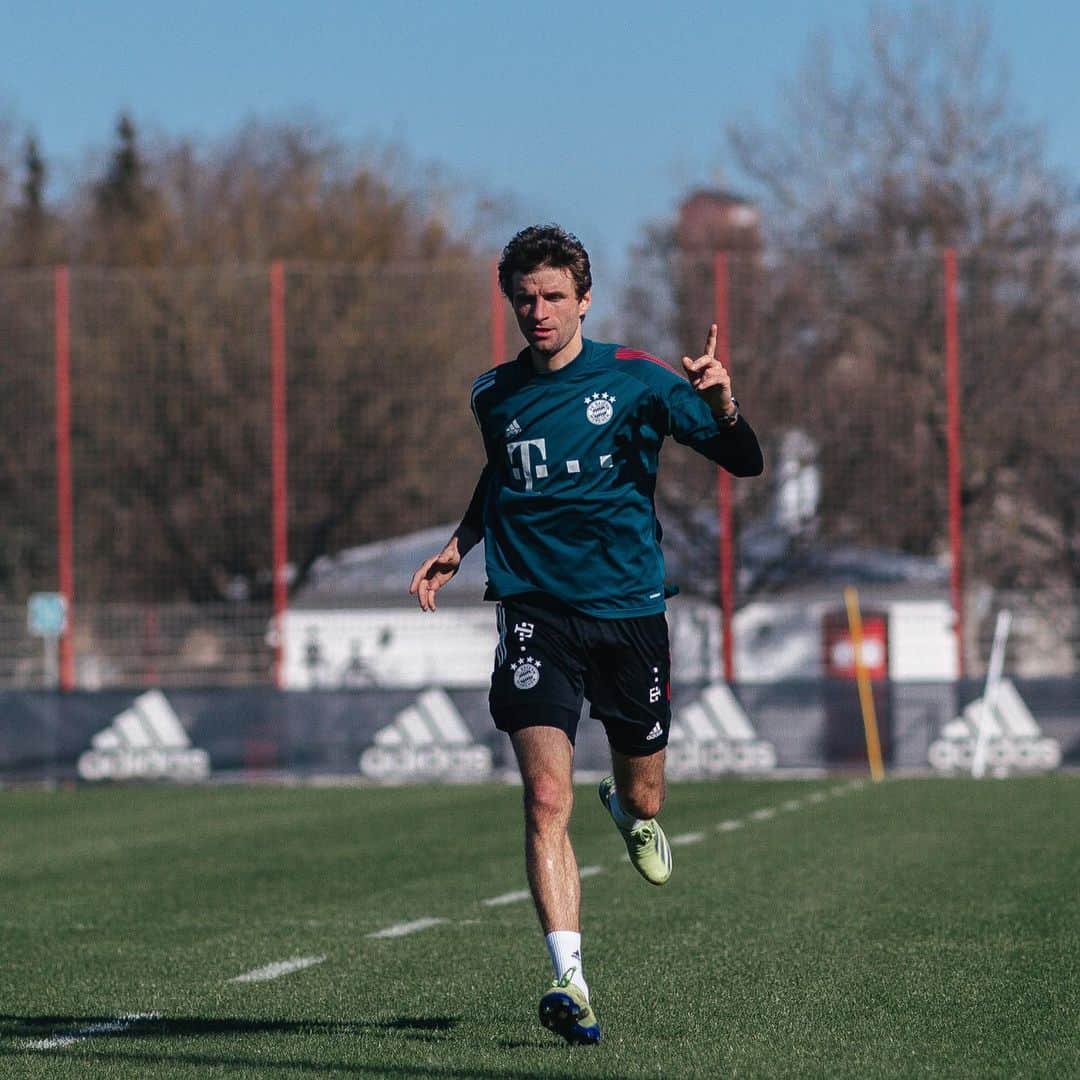 トーマス・ミュラーのインスタグラム：「Working back to 💯 %🏋🏼⚽️ #bisherläuftesgut #powerregain #importantweeksstehenvordertür #bleibtsgesund #undmunter」