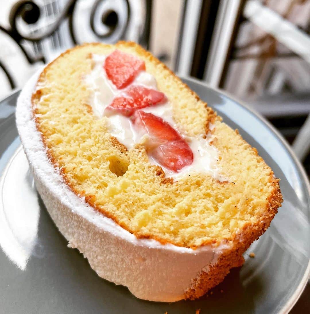 辻仁成さんのインスタグラム写真 - (辻仁成Instagram)「今日のおやつ  ESのロールケーキ。 米粉のスポンジ、難しいのに、素晴らしい。」3月2日 0時54分 - tsujihitonari