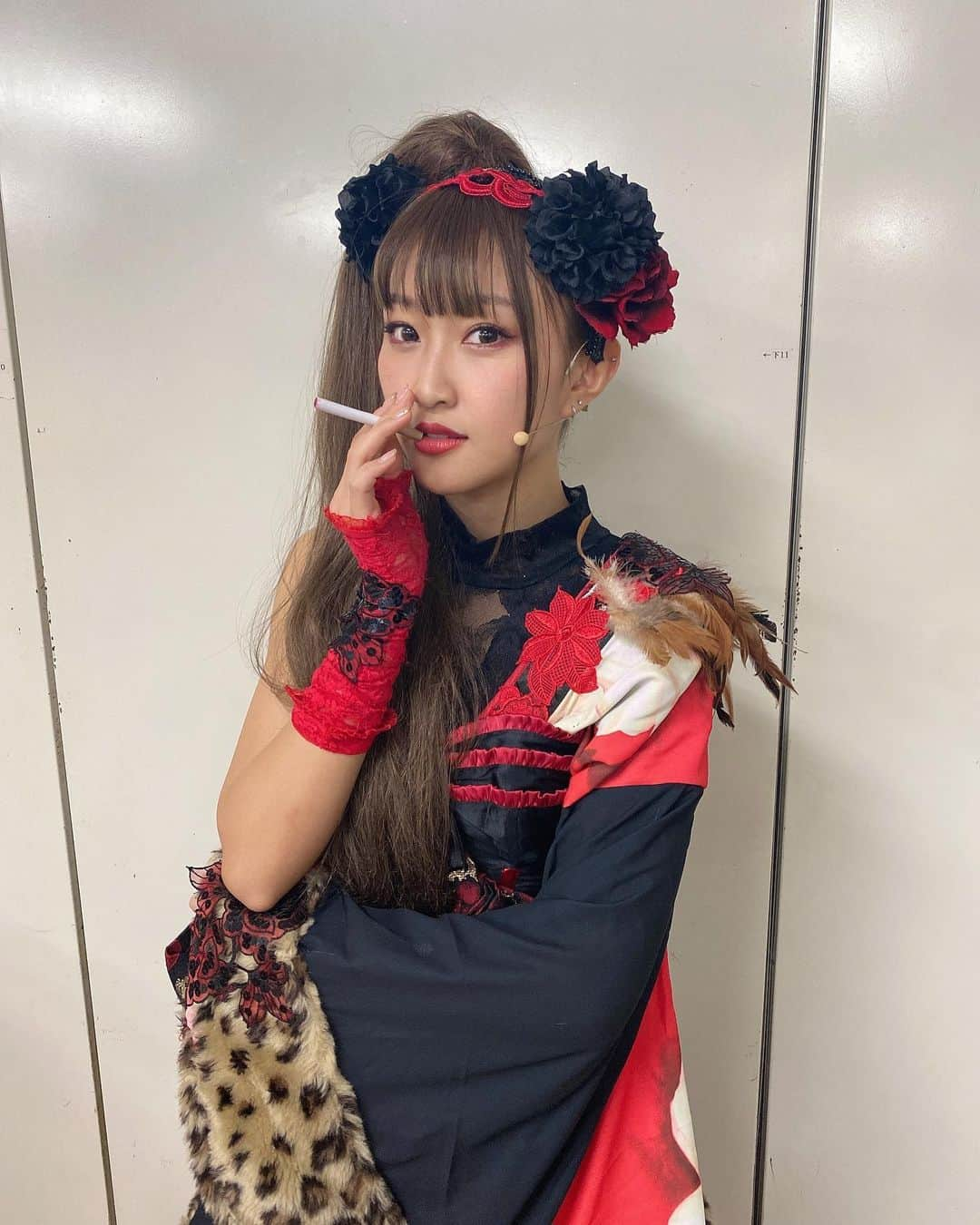 上枝恵美加さんのインスタグラム写真 - (上枝恵美加Instagram)「改めて衣装とっても素敵じゃないですか？🚬 私、めっちゃ笑ってる！笑  そんな衣装の可愛いアクキーやブロマイド期間限定で販売されてます！  いろんなグッズがあるので チェックしてみて下さいね🤍  ¿No os parece una ropa preciosa? Yo me río mucho☺️  Pues venden llaveros y fotos conmigo en este vestuario!  #teatro #japonesa #Osaka」3月2日 0時59分 - emika_kamieda