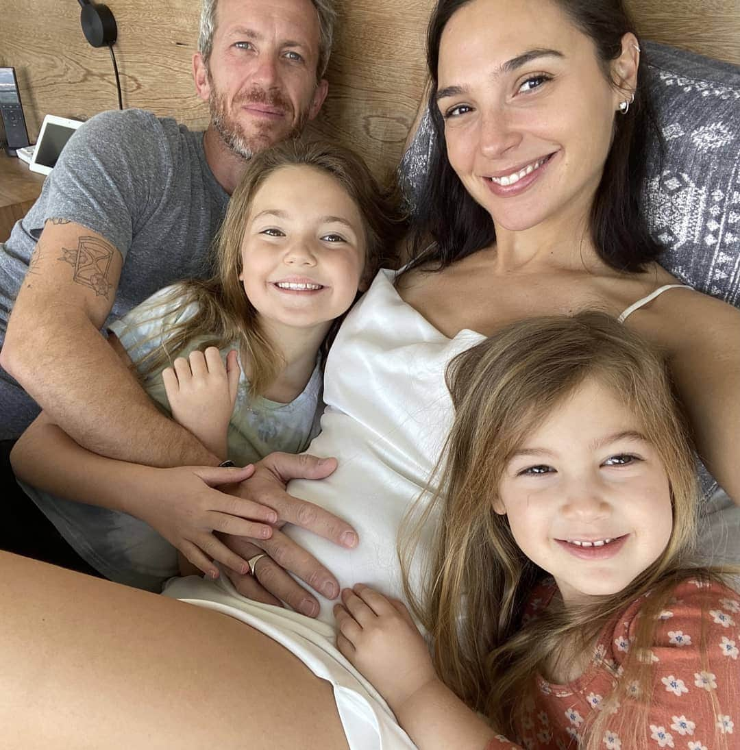 ガル・ガドットさんのインスタグラム写真 - (ガル・ガドットInstagram)「Here we go again ❤✋🏻🧿」3月2日 1時29分 - gal_gadot