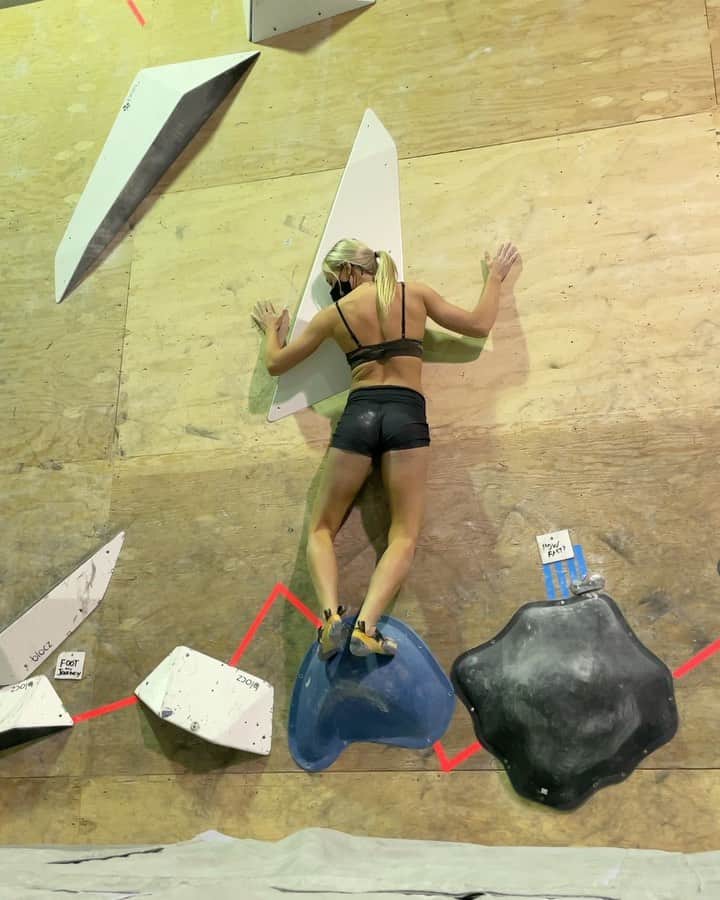 シエラ・ブレア・コイルのインスタグラム：「A new type of challenge 😜 (I live for doing tricky things like this on slab)」