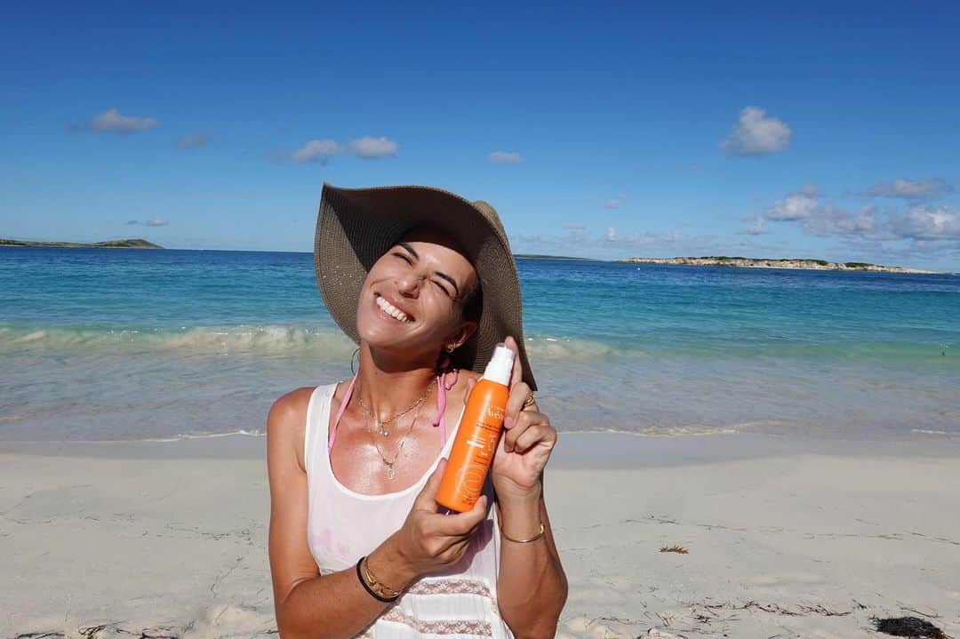 アイラ・トムリャノビッチのインスタグラム：「I love the sun ( and the beach 🤪)  But I love my skin more so I never leave anywhere(sunny) without this favorite orange bottle!   Avène Sunscreen  Spray SPF 50+ is formulated with broad-spectrum UVB/UVA protection for sensitive skin for face and body and doesn’t leave white marks. It is dermatologically tested and rich in Avène Thermal Spring Water. @avene_au #aveneau #PersonalBestSkin   Always read the label, follow directions for use. Avoid prolonged high risk sun exposure. Frequent re-application or use in accordance with direction is required for effective sun protection. Wear protective clothing, hats and eyewear when exposed to the ☀️」