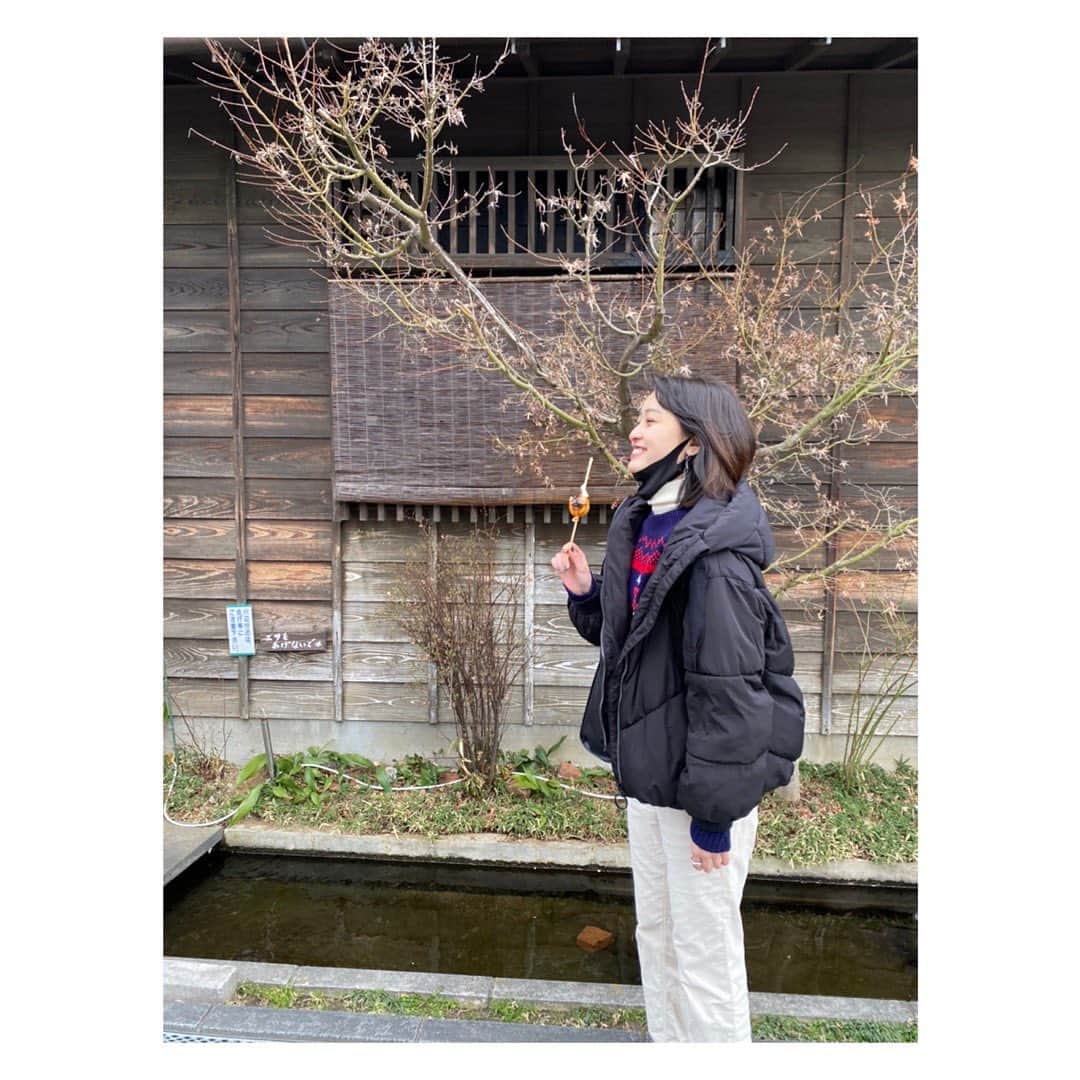 小川涼のインスタグラム：「21歳。 今年は誕生日が来なかったからか歳をとった実感がありません、笑  まずは、沢山のDMやストーリー本当にありがとうございます🙇‍♂️ 自分でもびっくりするくらい頂いて、ああ幸せだな〜と感じました。 全部ちゃんと見ています！  ここから長文ごめんなさい💦 時間がない人は暇な時にでも笑  振り返ると20歳は人生で一番悩んだ年だったなと。 自分がどうなりたいかとか、どう生きていきたいかとか。 自分の居場所を探し続けていたような気がします。 Instagramを再開したことも、正しかったのかなとか思っちゃったりして。 でも、今はみんなのメッセージで本当にたくさんの力を貰えて、少しずつ前に進んでいこうと思うことができて、戻ってきてよかったなって思えています。 ありがとう。  今年1年は頑張りすぎない年にしたいなと。「もっと頑張れよ！」とか「全然頑張ってないだろ」とか思う人もいるかもしれないけど…私だってそう思います。 でも、「こうしなきゃいけない」とか、「頑張んなきゃいけない」とかそういう気持ちはなるべく休めていきたいなと思います。 自分に必要なことを着実にやって、努力だと思わないようにする。 当たり前のことを当たり前に。 自分で自分を苦しめるようなことはしたくないな。 そんなちょっと大人で穏やかな歳を目指して。  一番に好きじゃなくてもいいんです。 二番でも三番でも、 21歳の小川涼もどうかよろしくお願いします。  みんなに本音で向き合うから、みんなも辛いこととかやるせないことあったらなんでも相談して。笑 #小川涼」