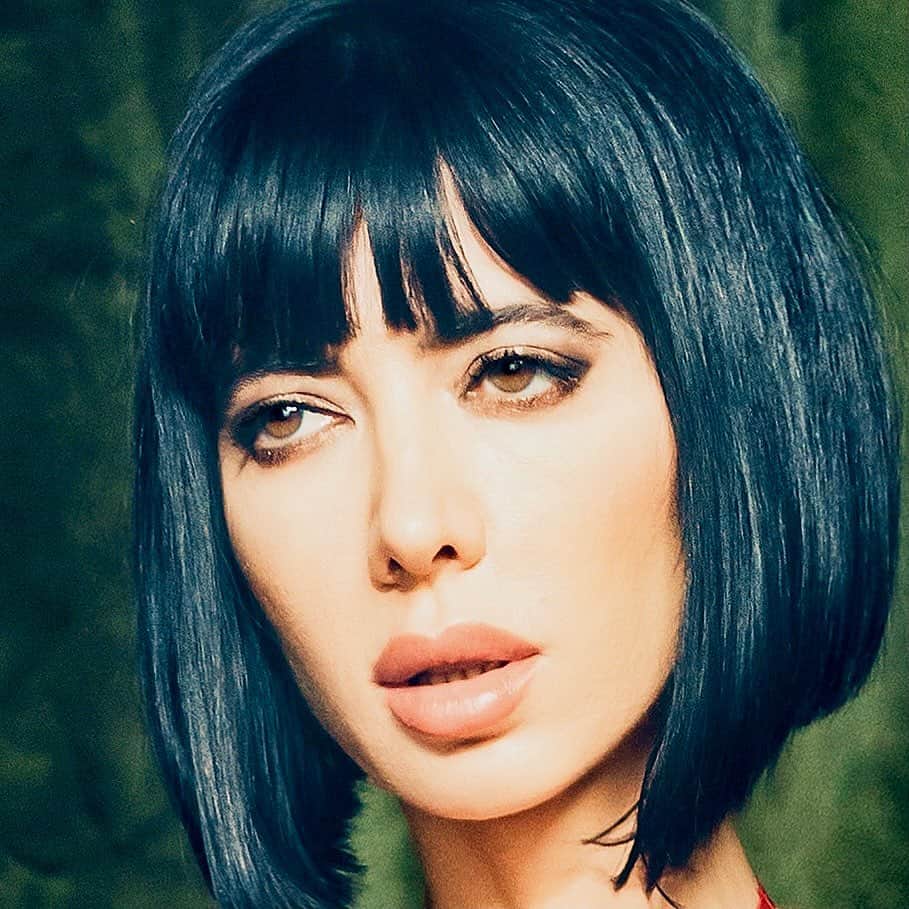 のインスタグラム：「Huh?! 🌬  Explore me & my artwork! Link in bio, babe. ;)  Photo by master  @peterpalm.ppp @unlimitedmuse」